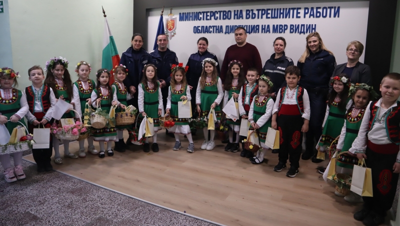 Малки лазарки гостуваха днес на видинските полицаи Слънцето надникна иззад