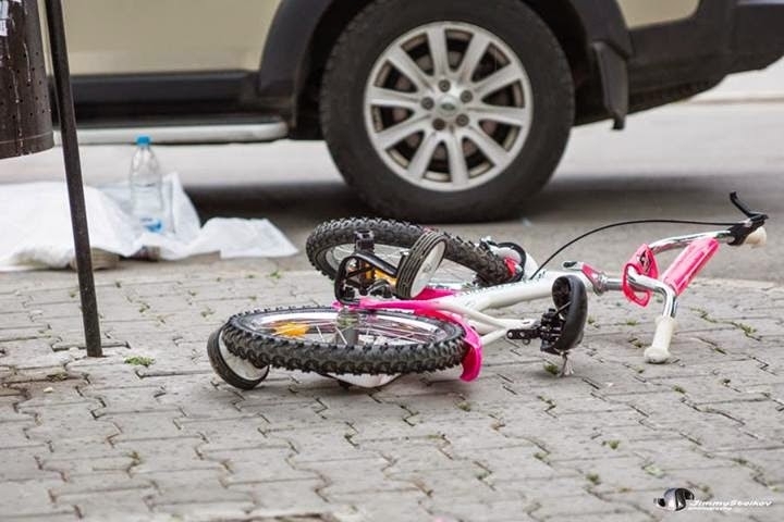 Кола е блъснала 13 годишно момиче с колело на кръсточище в