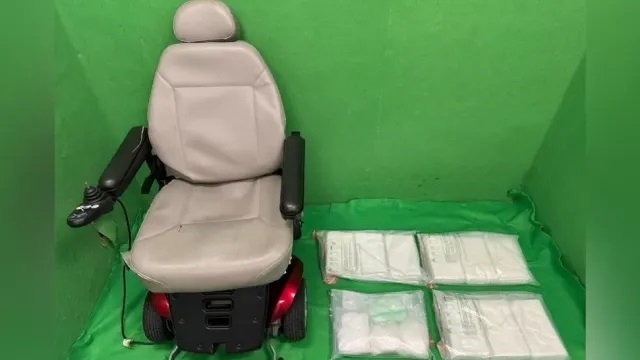 Служители на международното летище в Хонконг са открили 11 кг