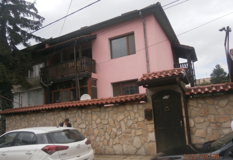 Частен съдебен изпълнител обяви на търг голяма и хубава къща