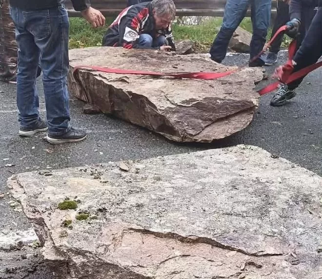 Свлачище блокира прохода Троян - Кърнаре /снимки