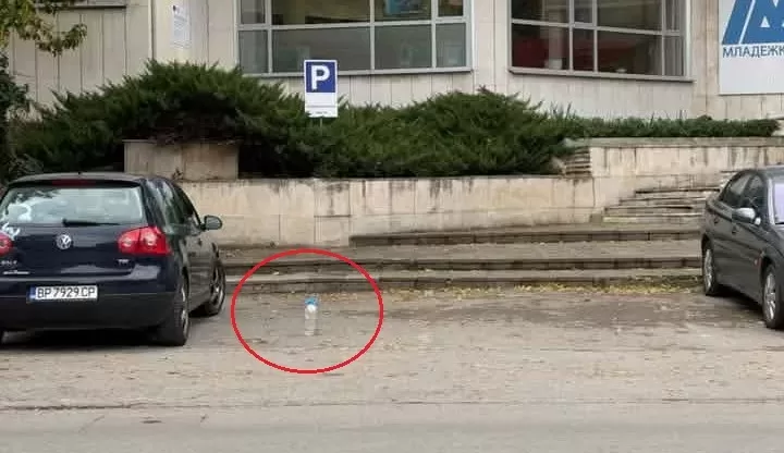 Не се научиха! Врачани продължават да си пазят паркоместа с туби, няма какво да ги спре /снимка/