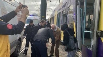 Най малко четирима души бяха ранени днес след като трамвай
