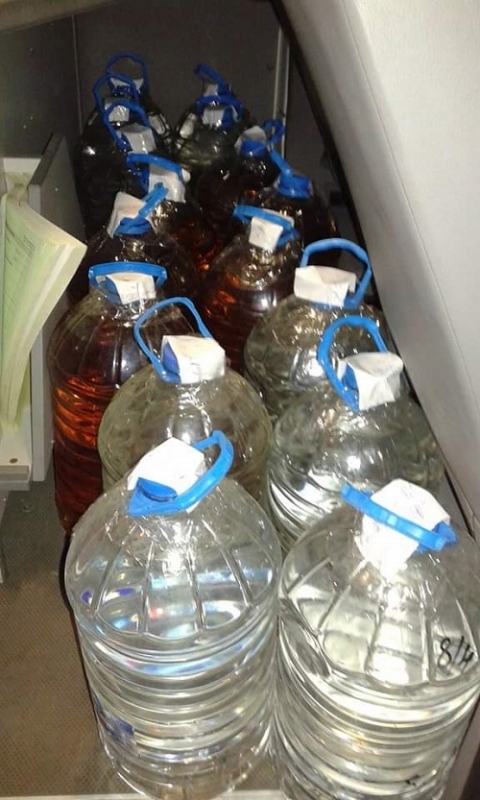 975 литра нелегален алкохол задържаха митнически служители от ГД Митническо