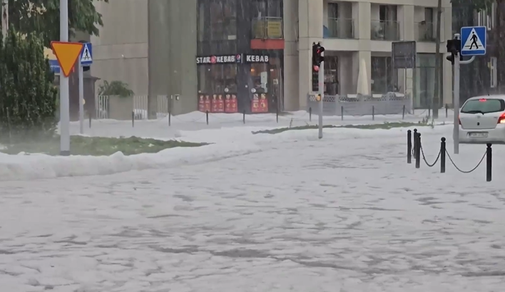 Мощна градушка удари западния полски град Гнезно Стихията донесе със