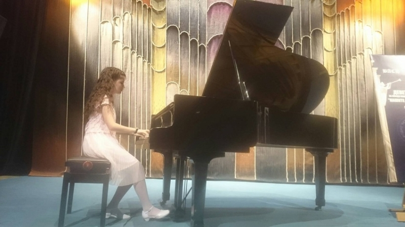 Младата врачанска пианистка Елица Стефанова за пореден път се завърна