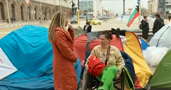 Протестите на медицинските сестри продължават Те са издигнали палатков лагер