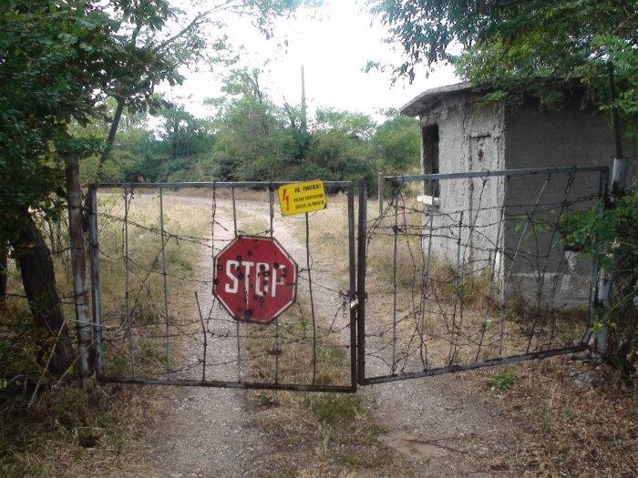 Група неизвестни лица с маски на лицата изнесе част от