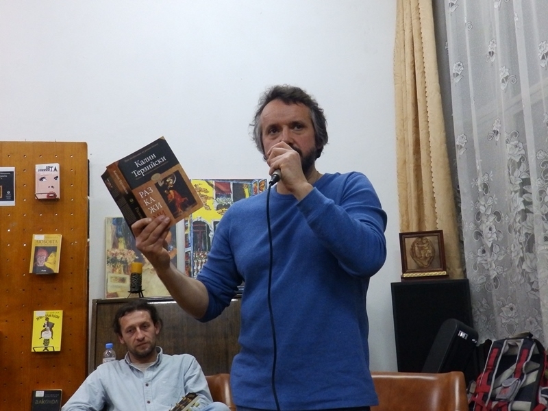 Писателят Калин Терзийски гостува в отдел „Изкуство” на регионална библиотека