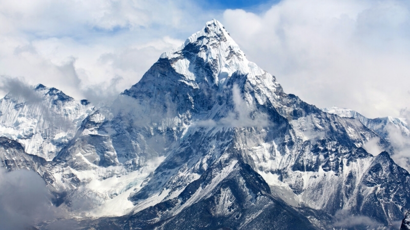 Започна издирването на трима непалски алпинисти паднали в пукнатина по