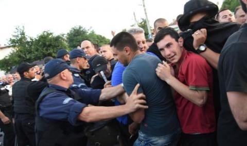 Над 50 души се събраха пред блок в пазарджишкия ромски