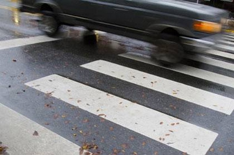 Възрасен мъж зад волана на автомобил е блъснал от невнимание