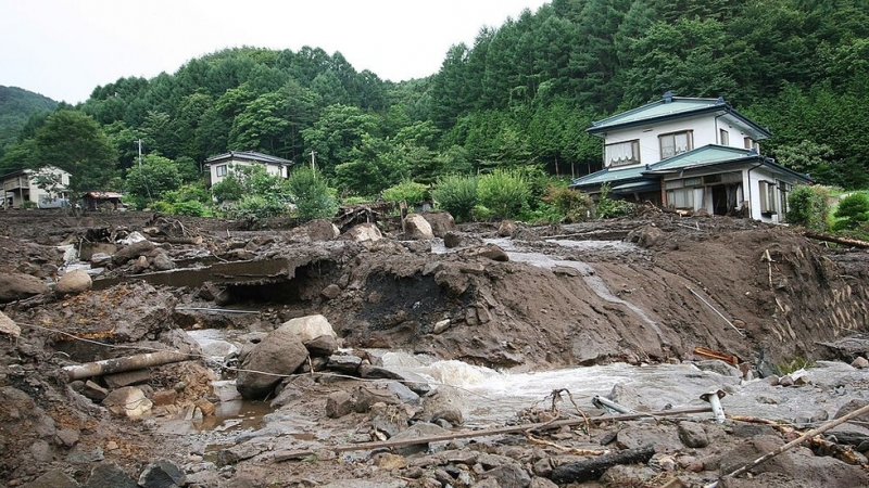 20 души са в неизвестност след мощно свличане на земни