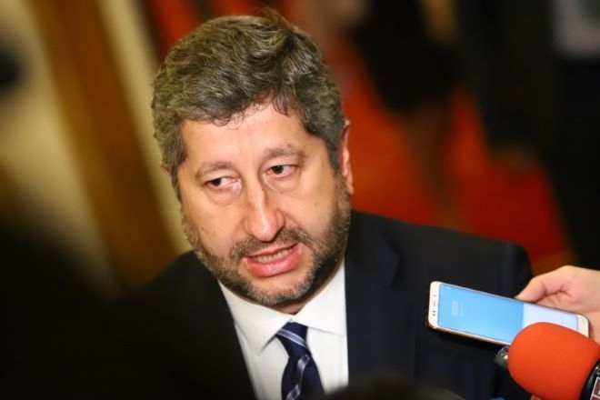 На 8 декември проектът за промени в Конституцията влиза за