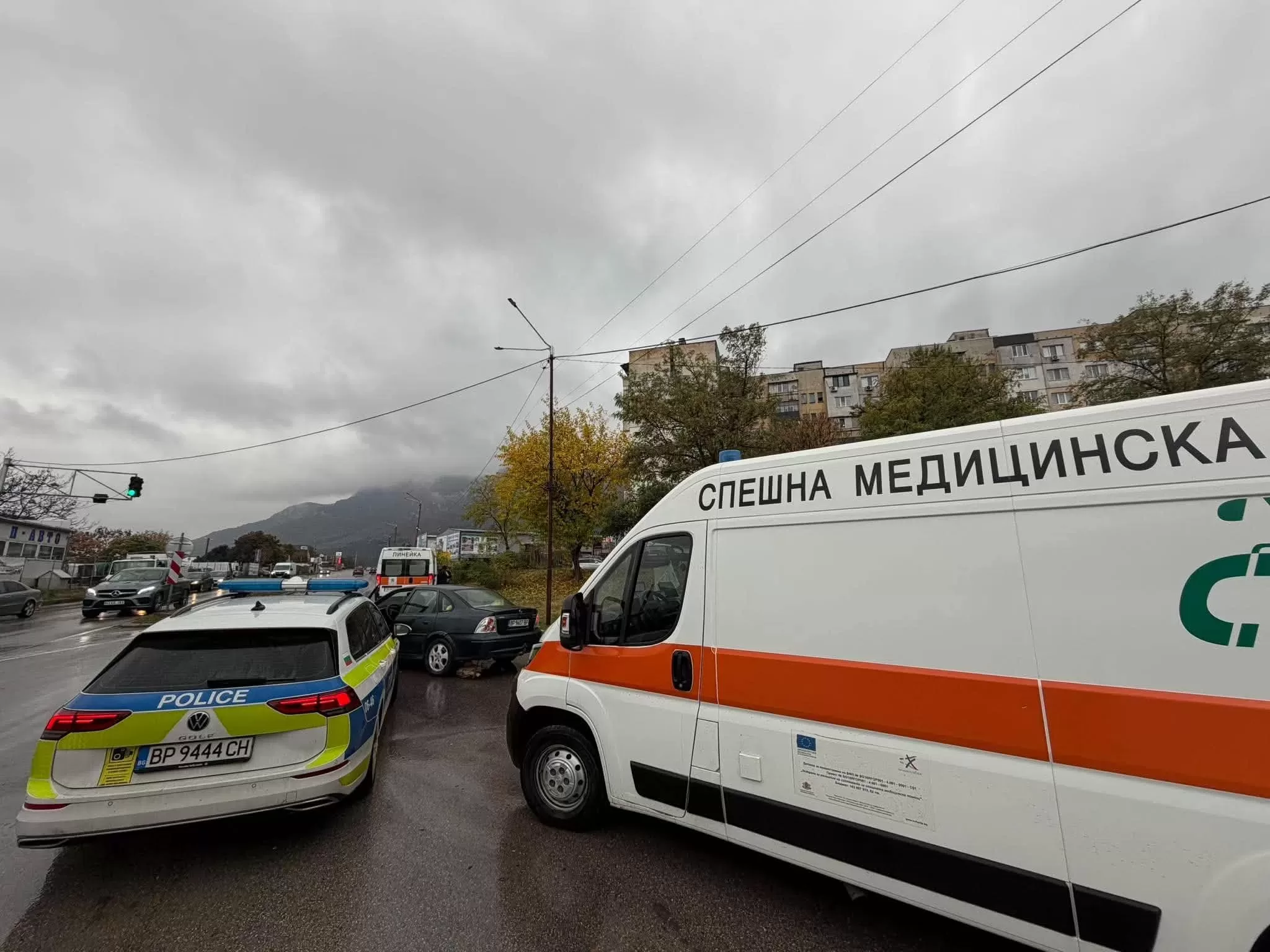 От последните минути! Тежка катастрофа с 2 коли на кръстовище във Враца, линейки летят към болницата /снимки/