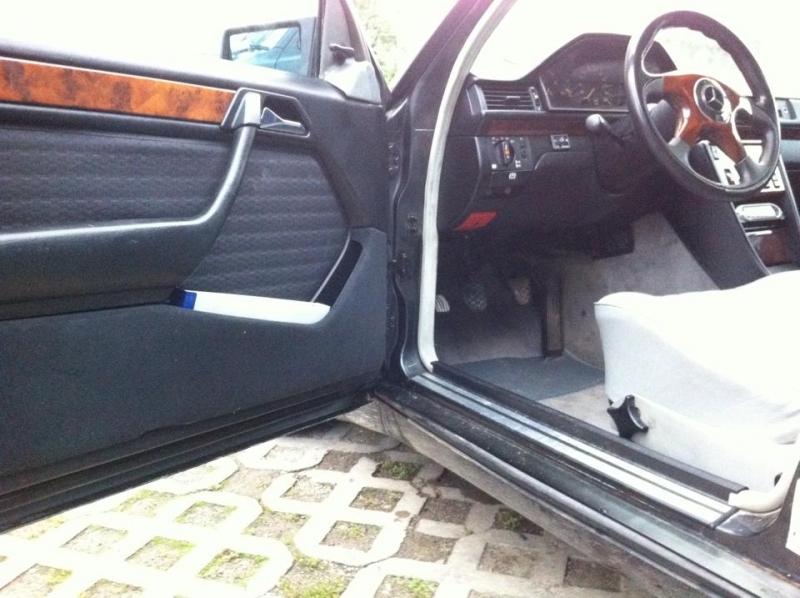 Частен съдебен изпълнител обяви на търг три Мерцедес а и един