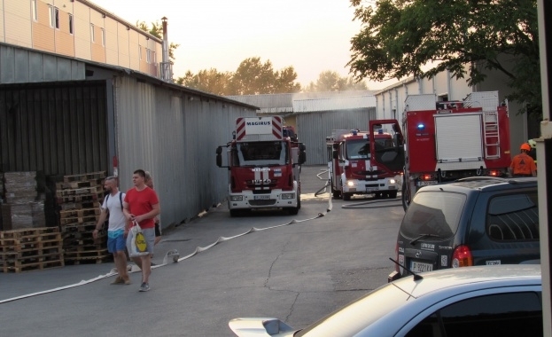 Пожарникари гасиха голям пожар в цех на мебелна фирма намираща