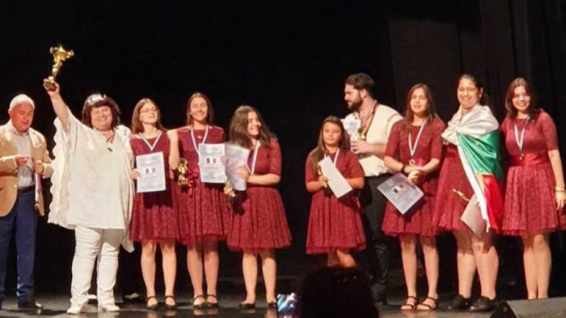 Със златен медал и първо място бе удостоен концертният състав