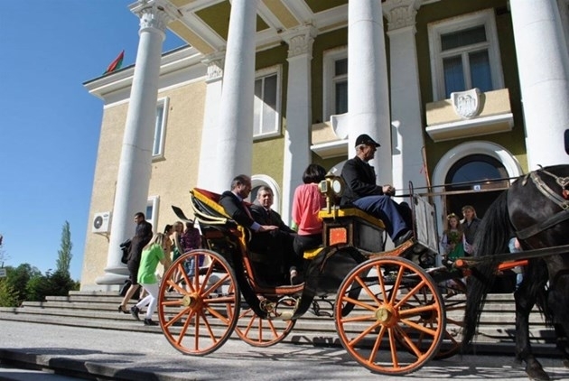 Файтон е блъснал жена в заведение за бързо хранене в
