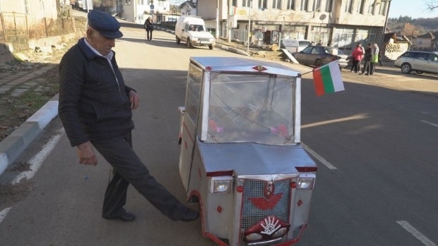 Възрастен мъж от видинско село си направи сам мини автомобил