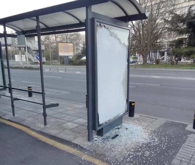 Гамени строшиха на сол автобусната спирка на Трапезица в Бургас
