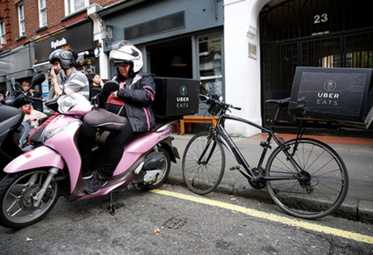 Британската верига Uber Eats храни клиентите си с противомахмурлушка закуска