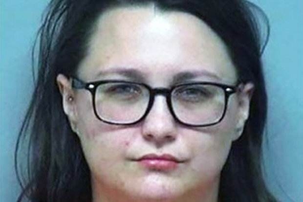 Полицията арестува 28 годишна учителка по английски език от училище в