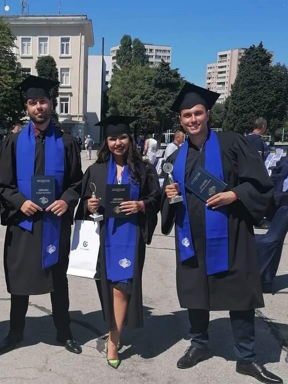 Тържествена церемония по връчване на дипломите на студентите от випуск