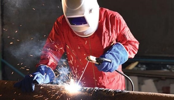 Леяри ковачи заварчици и подобни на тези професии са сред