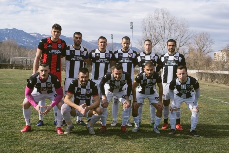 Футболистите на Локомотив Мездра се опънаха здраво на лидера но