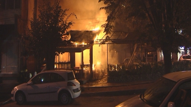 Бившият ресторант Бургаски вечери в Морската градина е пламнал тази