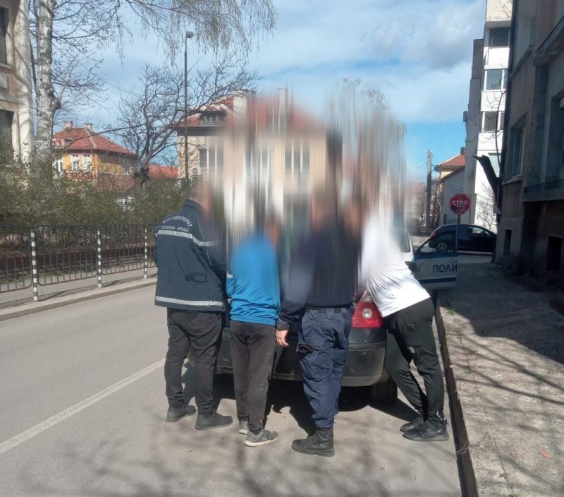 Санкционираха нарушители разлепващи рекламни материали във Враца съобщиха от общината При