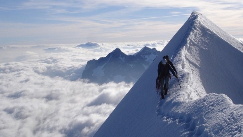 Хората които изкачват връх Еверест използват природата за да отидат