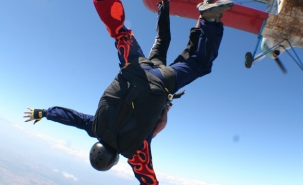 Парашутист от Гърция е пострадал тежко по време на скок