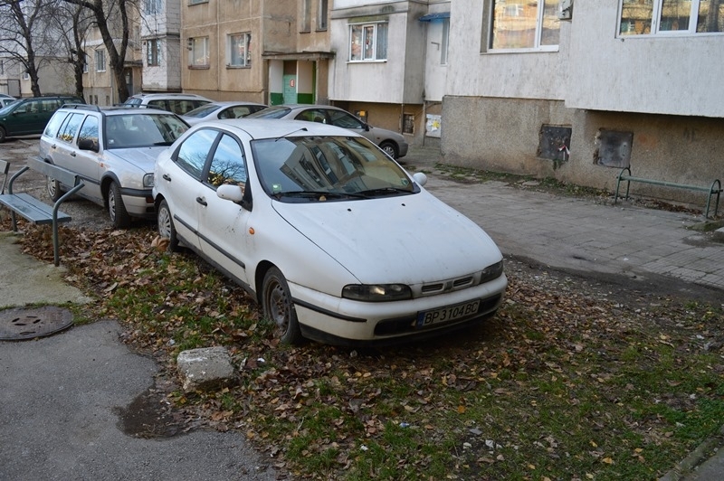 Паркирането във врачанския жилищен комплекс Дъбника се оказва мисия невъзможна