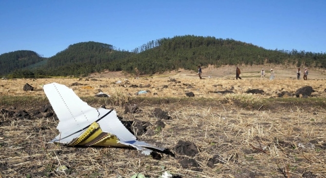 Най малко девет души са загинали при разбиването на пътнически самолет