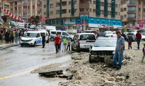 Гръмотевична буря и порои се разразиха в Турция през вчерашния