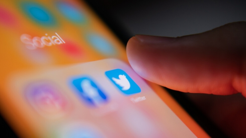 Бивш служител на Twitter е осъден за това че е