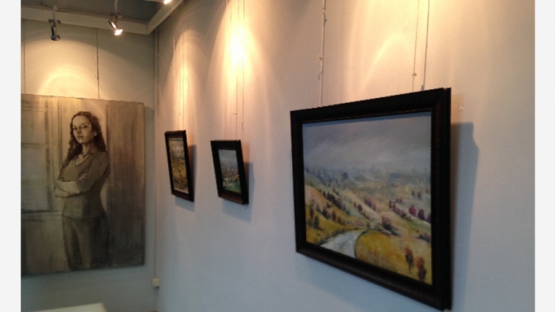 Младата художничка Катерина Маринова подреди втора самостоятелна изложба в галерия