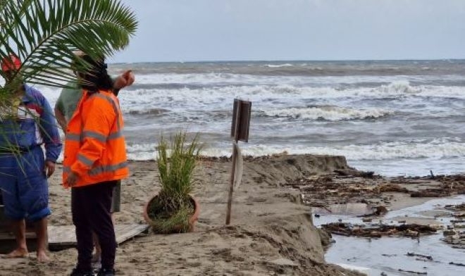 Плажът Силистар остава откъснат след наводнението по Южното Черноморие заради