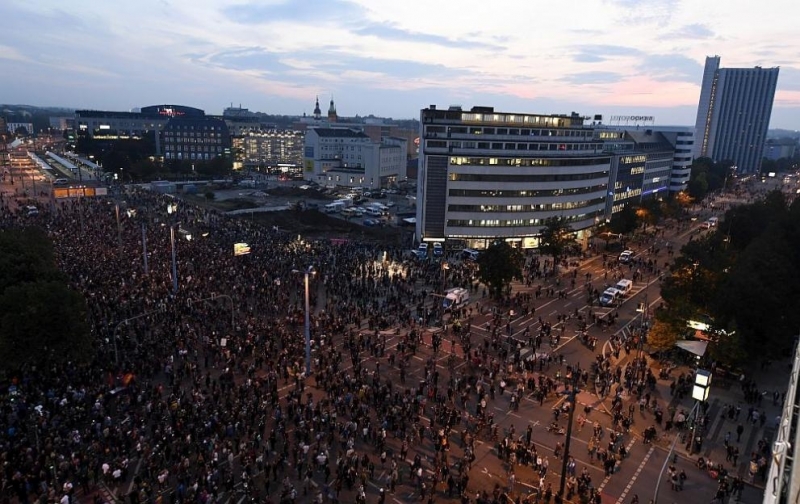 Най-малко 65 000 души присъстваха на концерт в Кемниц срещу