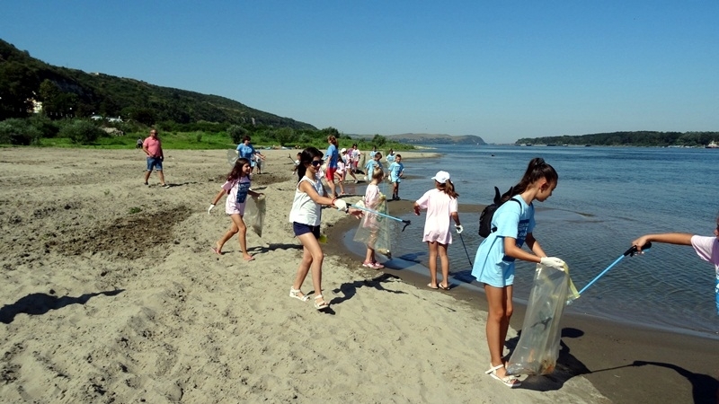 Мащабно почистване на най дългата плажна ивица в Поморие стартира тази