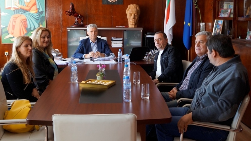 Кметът на община Мездра инж Генади Събков посрещна българи живеещи