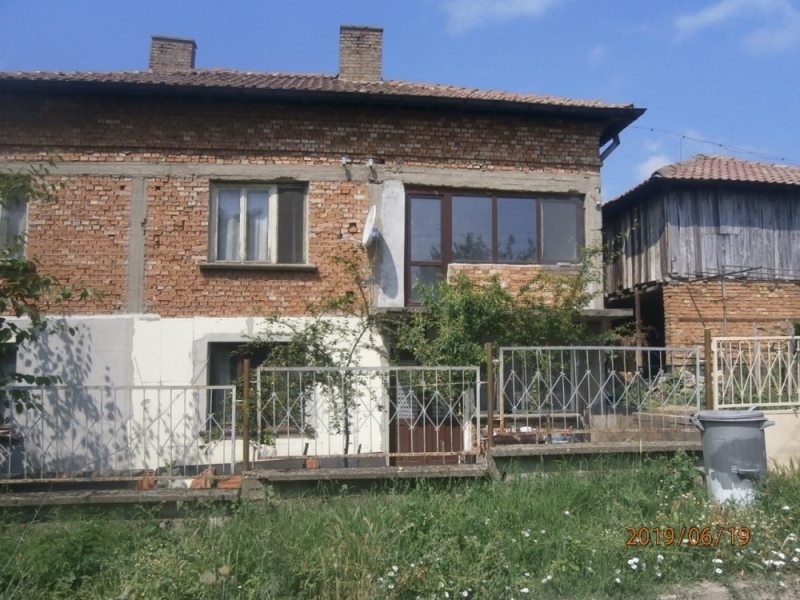 Частен съдебен изпълнител обяви за публична продан двуетажна къща в