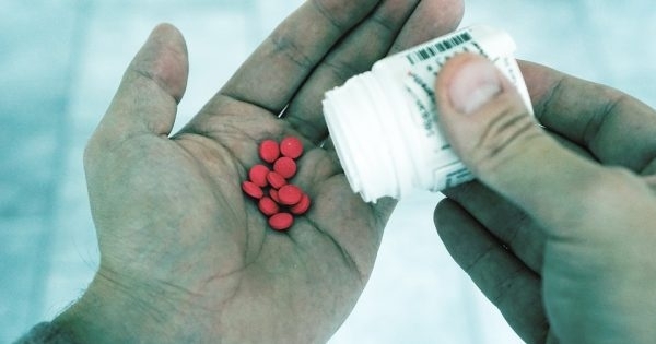 Полицията в Бургас затегна двойно контрола край училищата Дилърите вече