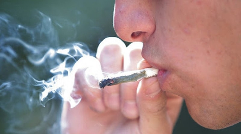 Младеж е спипан от полицията докато карал под въздействието на