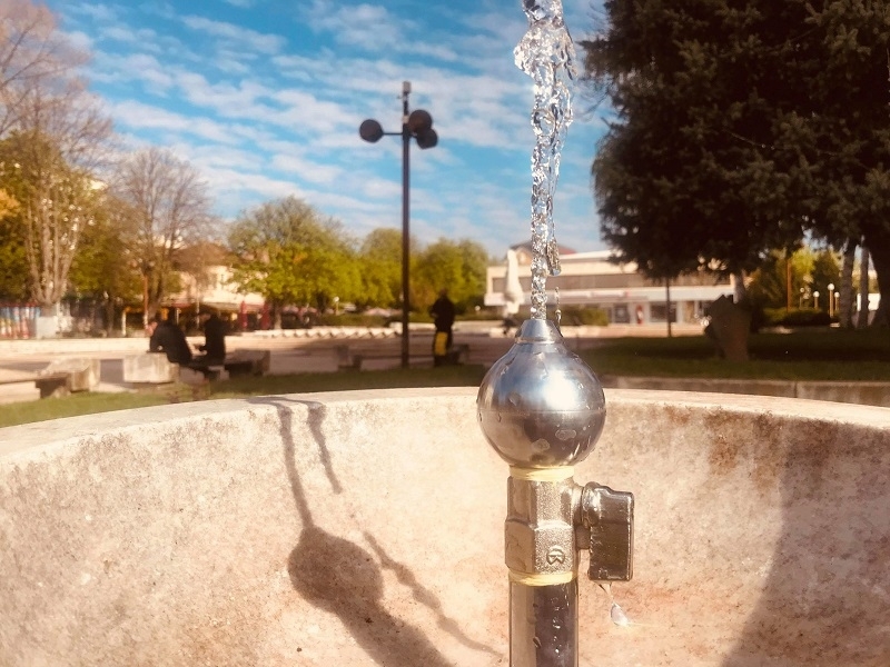 Старата чешмичка в центъра на Мездра разположена до хотел Родина