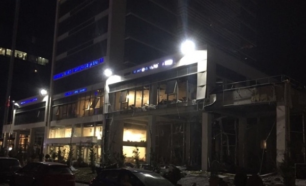 Експлозия разтърси офис на данъчната служба в Анкара. Не се