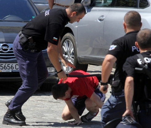 Полицай от Благоевград е пребил 18 годишен заради изхвърлен на земята