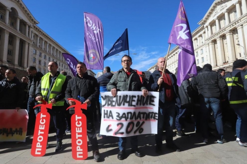 В 12 часа започна шествието на Националния синдикат на пожарникарите и